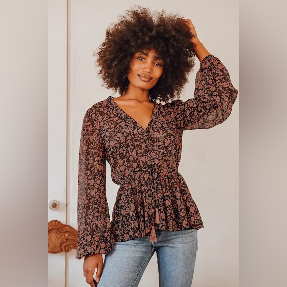 Lulu’s She’s The Sweetest Black Floral Print Long Sleeve Top